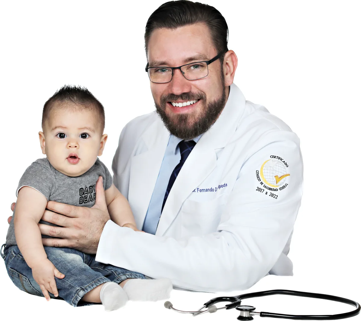Bebé sonriendo en consulta pediátrica con el Dr. Fernando Duque
